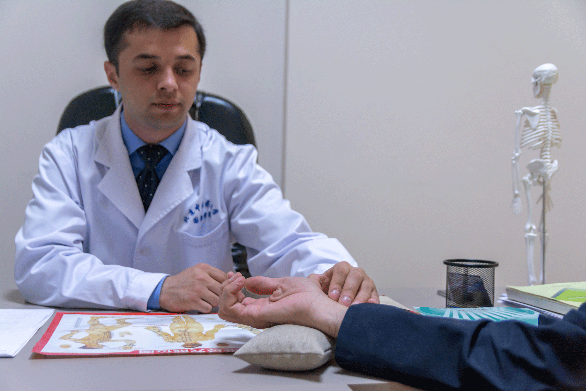 资讯有故事丨练中国功夫、学针灸推拿……塔吉克斯坦青年爱上中国文化