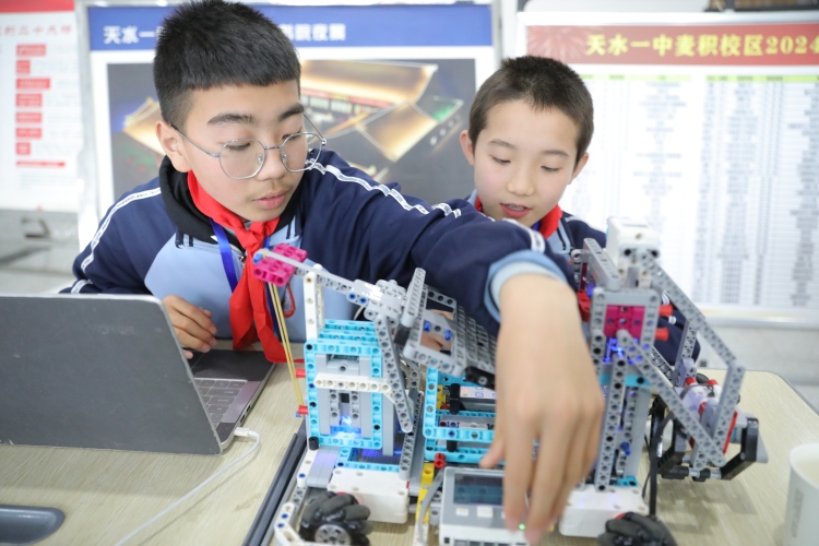天水市第五届中小学人工智能大赛暨首届数智赋能教育发展论坛举办_fororder_467A1144.JPG