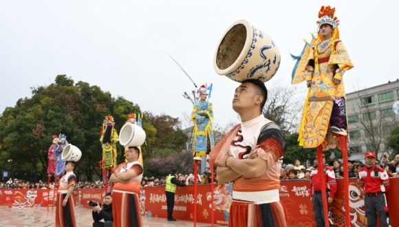 '남북이 어우러진' 위안샤오 행사…퉁루 민속 퍼레이드, 현장을 뜨겁게 달구다