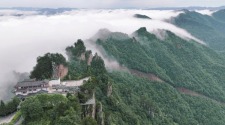 云瀑奔涌湖南张家界国家森林公园