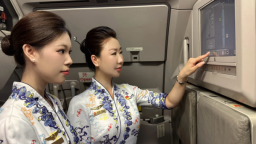 新海航天津航空乘务员李龙凤以专业筑安全 用贴心传匠心