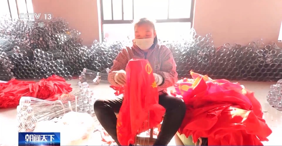 烟花走俏 麻将机大卖……外国人怎么过春节?中国节日“玩法”走向世界