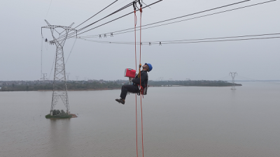 “Rope Ascender + Drone” Technique Solves Maintenance Challenges for Lake-Island Power Line