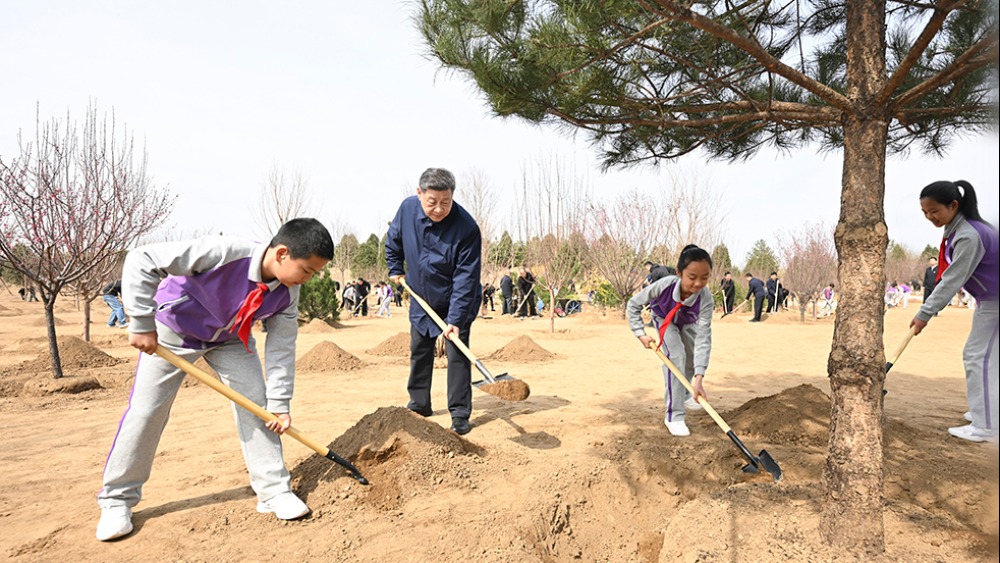 党和国家领导人参加首都义务植树活动_fororder_1774869510506_710