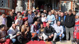 秋色渐浓好时节 外国游客参观天津瓷房子博物馆