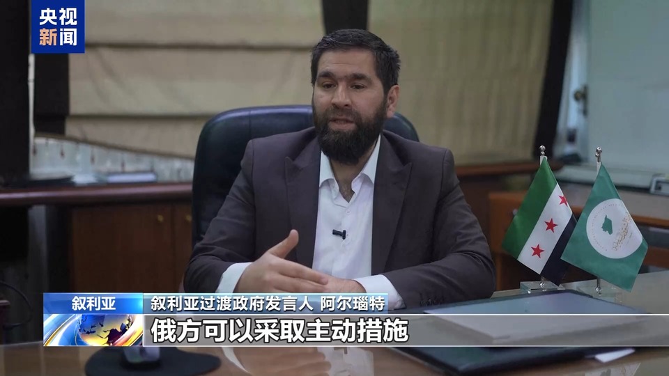 西方欲逼走驻叙俄军？卫星照片显示俄军车辆在叙机场码头集结