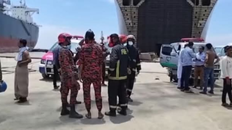 孟加拉国一艘旧船拆解时发生毒气泄漏 已致8人死亡