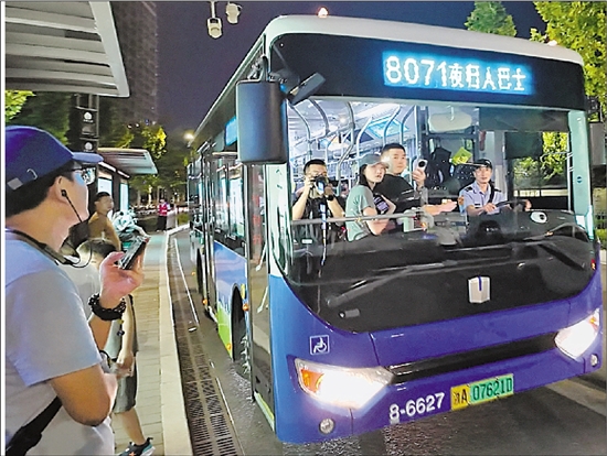 杭州推出“夜归人巴士”_fororder_zjrb2025082200003v01b002