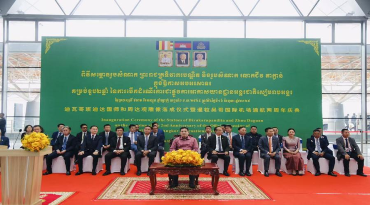 见证中柬千年情谊 两国先贤雕像共立暹粒吴哥国际机场_fororder_de885f476a4d43af9ca2e53c83f8bb8a