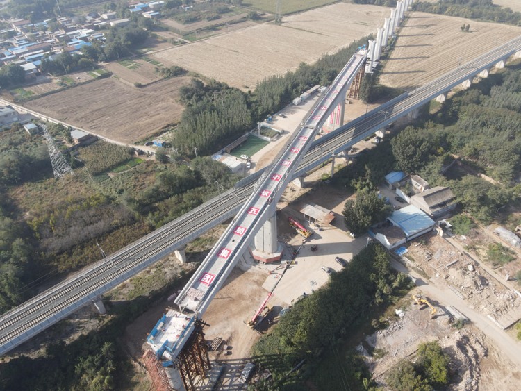 石衡沧港城际铁路首座跨高速铁路连续梁转体成功