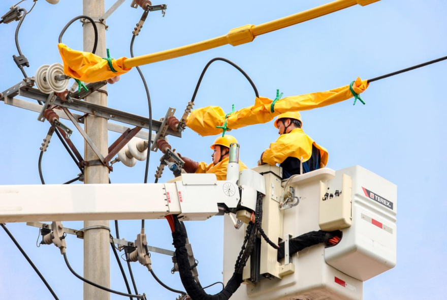 Zhengzhou, Henan: Live-Line Work Ensures Safe and Reliable Power Supply_fororder_图片10