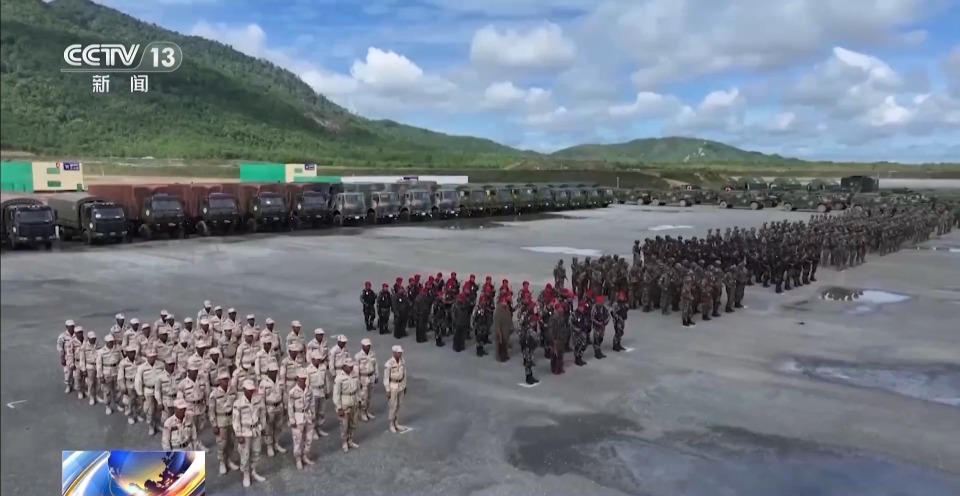 中柬陆空方向实兵实弹演练 场面震撼 直击现场→