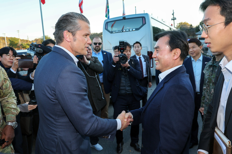 韩美防长访问板门店共同警备区