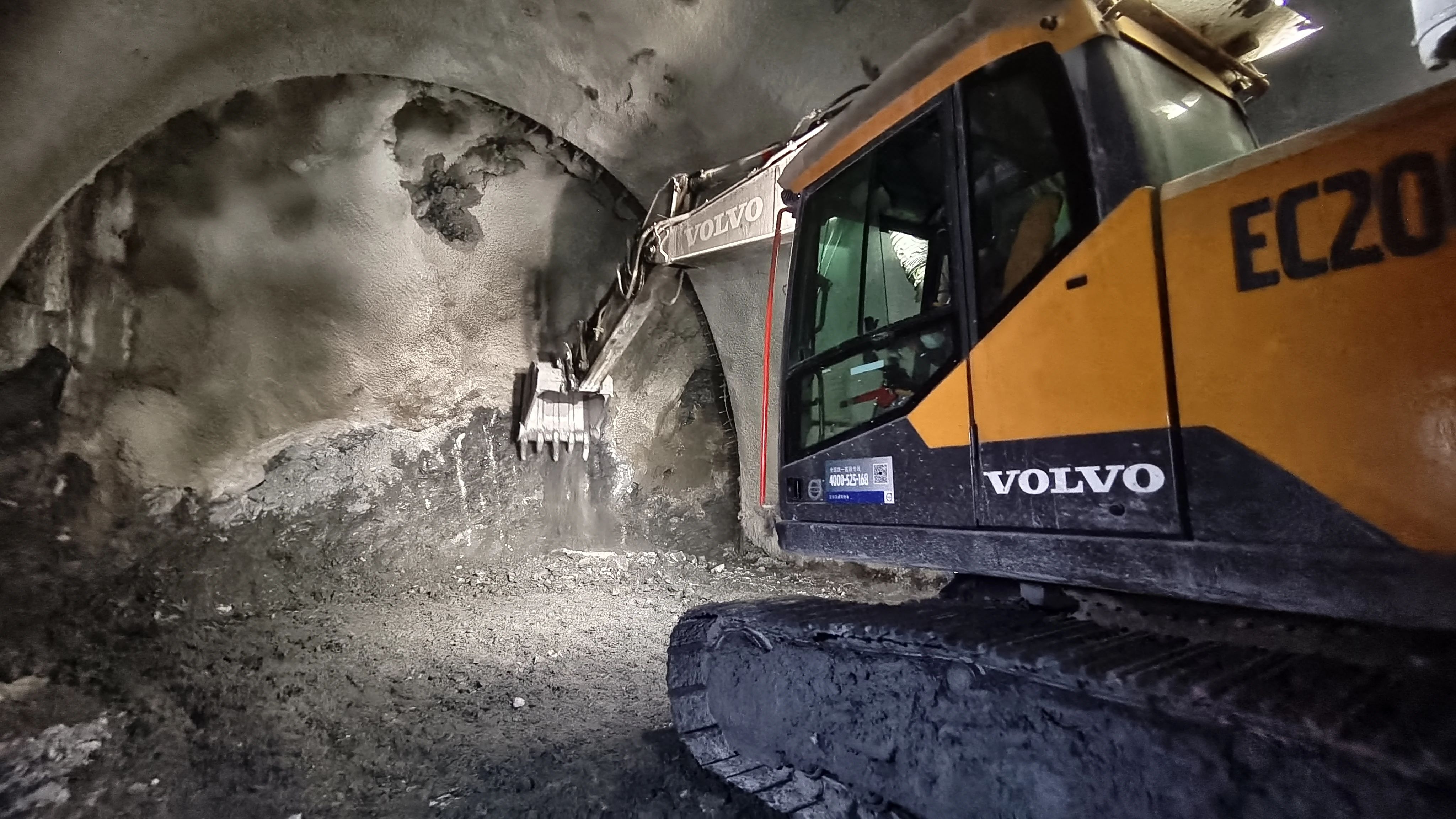 包银高铁银巴支线贺兰山隧道建设加速推进_fororder_微信图片_20250312101848