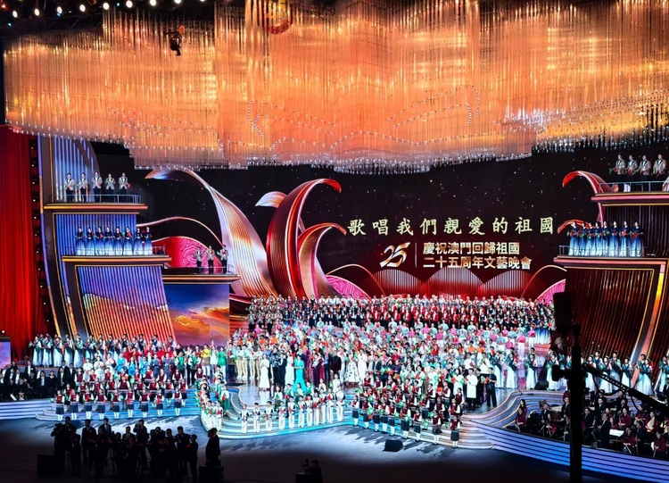“这场演出体现出 澳门发展得真的很快、很好、很稳。”