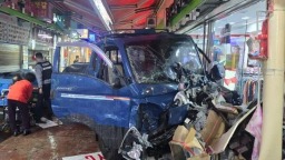 韩国京畿道一货车冲入市场 致10人受伤_fororder_360截图20251113110501960