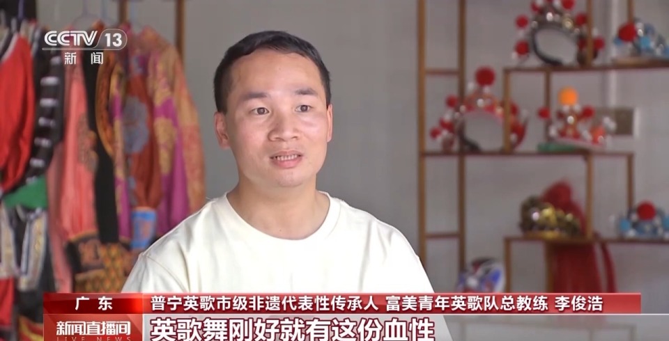 扬起红绸 挥舞英歌槌 他们让传统舞蹈绽放新华彩