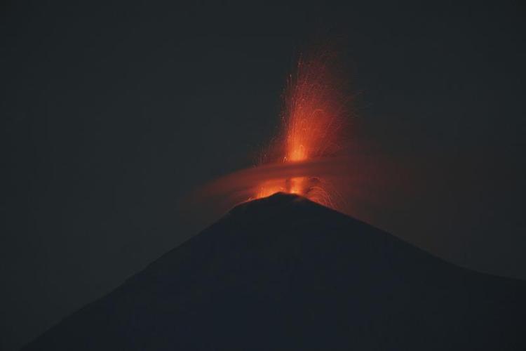危地马拉富埃戈火山喷发 700余人紧急疏散