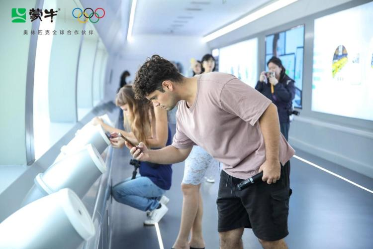 Where is the new global benchmark for smart dairy manufacturing? Overseas influencers explore Mengniu’s Wuhan Low-Temperature Dairy Plant_fororder_图片7