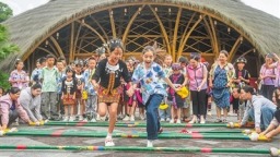 新疆与海南两地孩子共跳竹竿舞