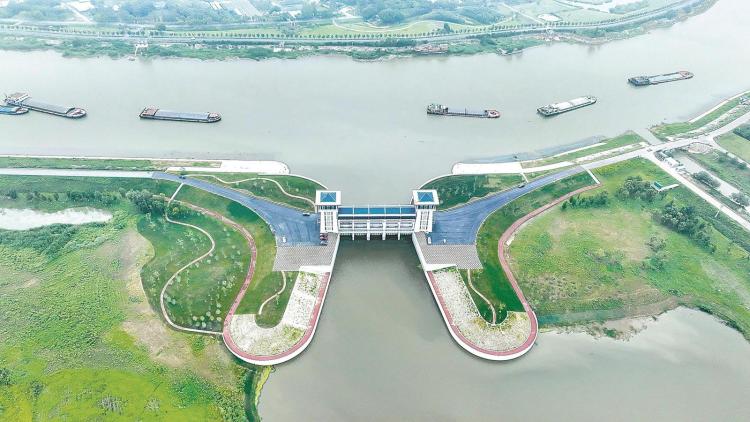 安徽合肥：十八联圩生态湿地蓄洪区工程主体完工