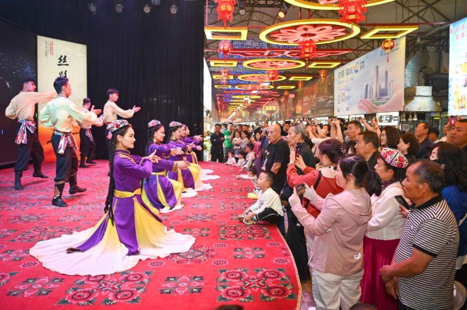 一颗老汉瓜里的新疆故事：从 “带不出新疆” 到 “香飘千万家”