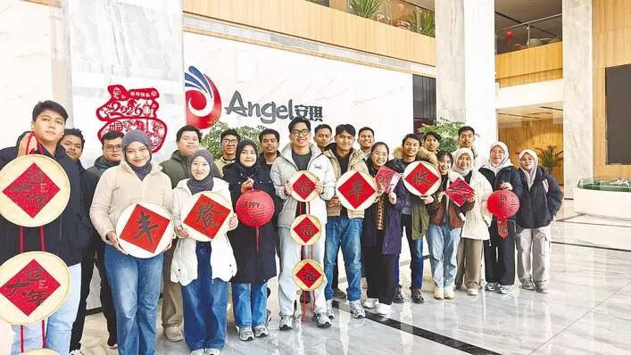 新春走基层丨“成为中国人”火了！老外涌进江边小城过年