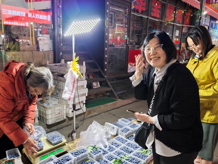台胞夜游青岛濠洼步行街 赞青岛人可爱又诚信（组图）（两岸关系）_fororder_2