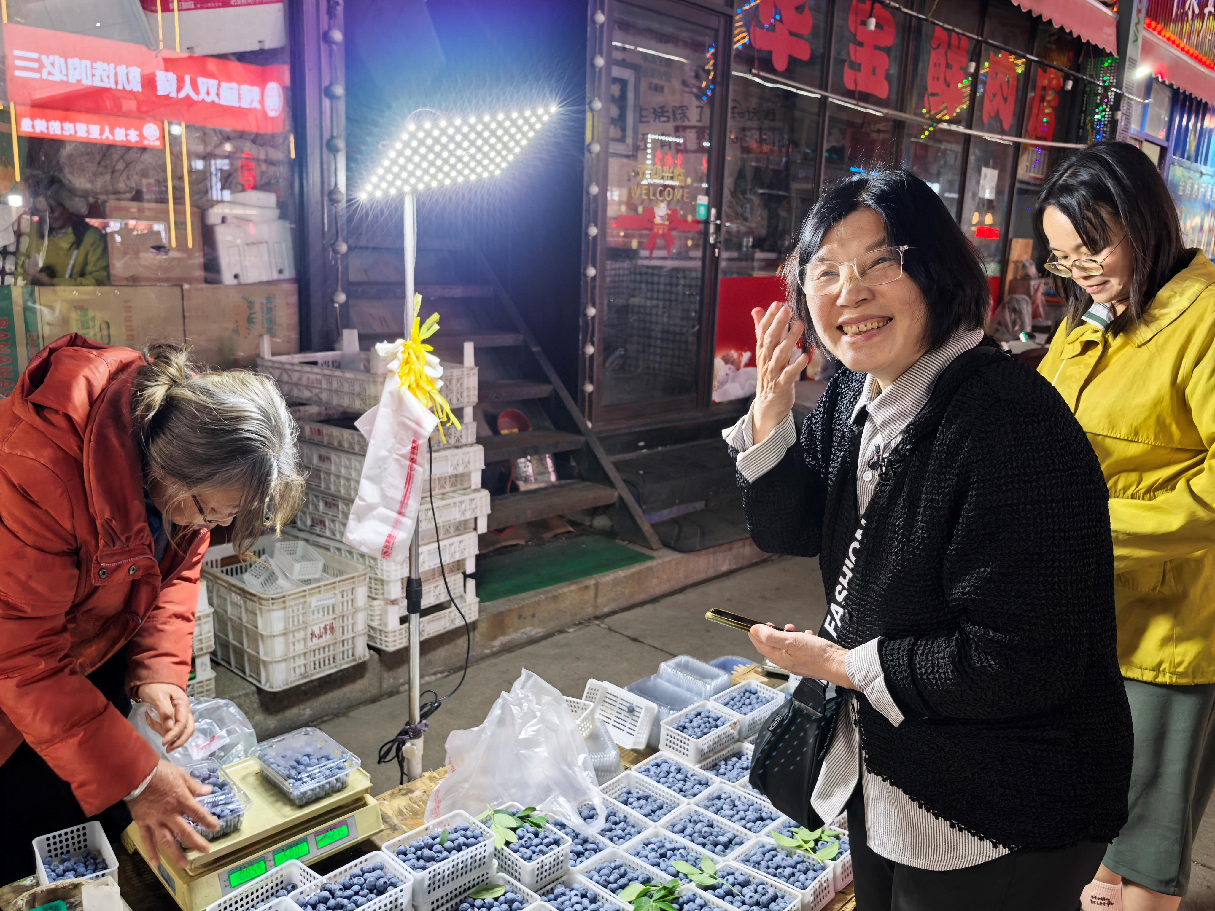 台胞夜游青岛濠洼步行街 赞青岛人可爱又诚信（组图）（两岸关系）_fororder_2