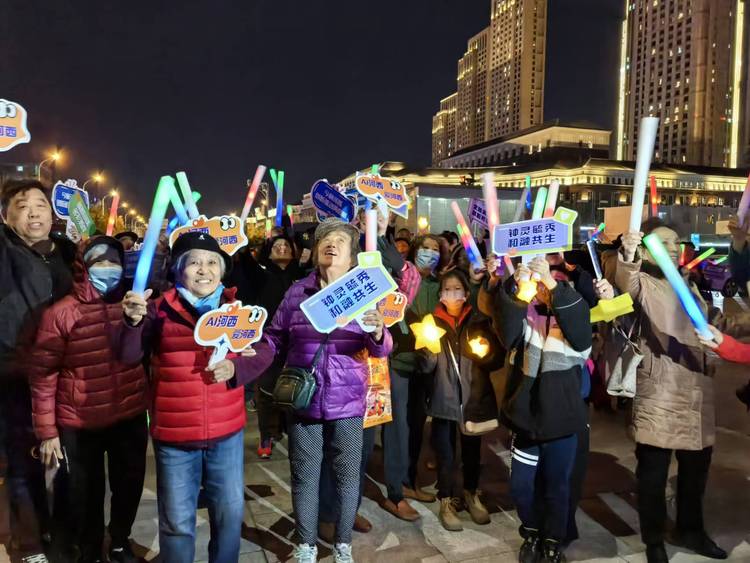 天津天塔主题灯光秀点亮津城夜空