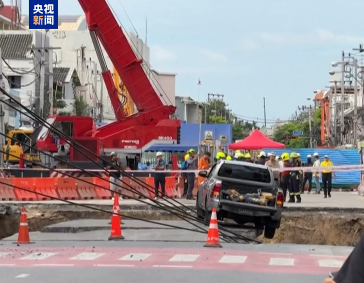 泰国曼谷一道路大面积塌陷 形成巨坑