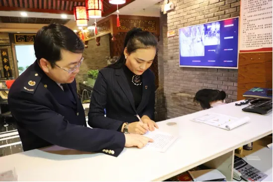 张掖税务：增信培优 助力企业合规经营“诚”风破浪_fororder_民乐县税务干部辅导企业财务人员对异常数据进行核实更正