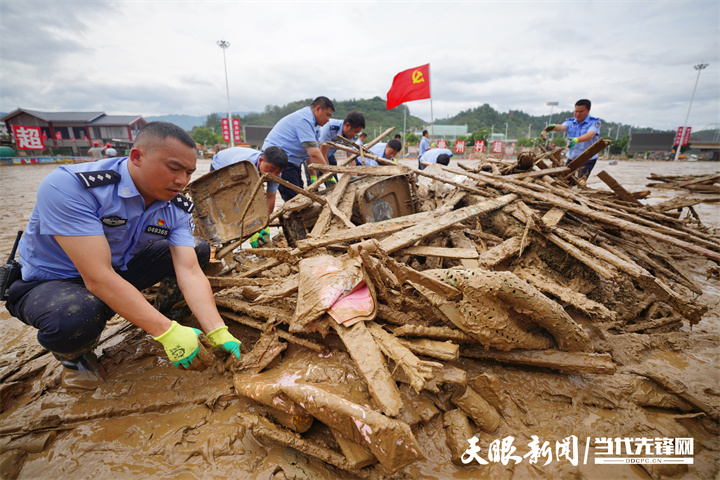 “他们身先士卒，我们就义无反顾”｜从抗洪抢险到灾后重建，党员干部始终冲锋在前让群众信心倍增