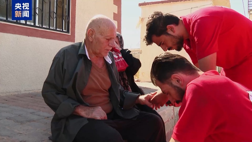 为暂避战火 大量流离失所的黎巴嫩民众踏上逃离之路