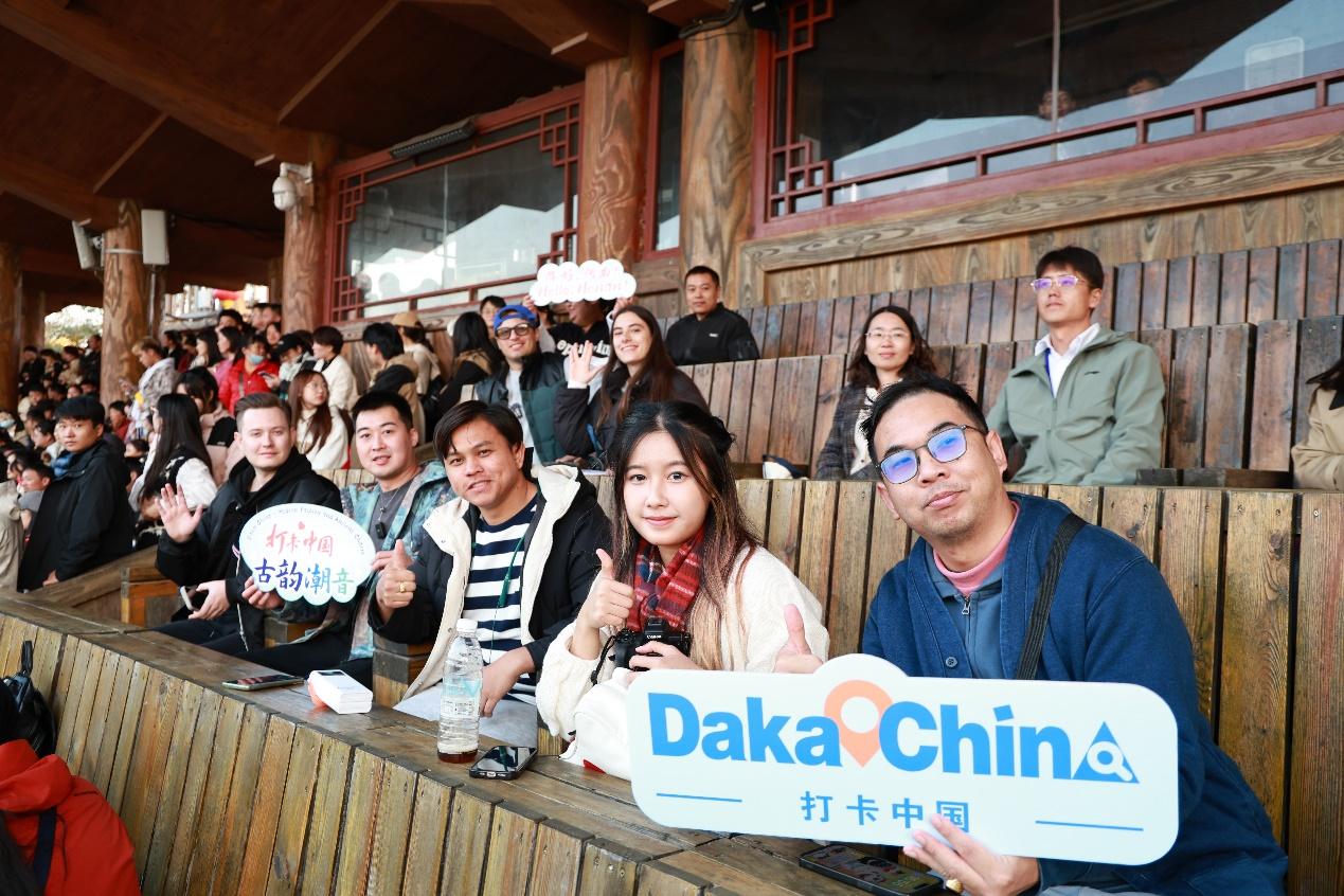 【Daka China 2024】 Иностранные интернет-звезды наслаждались героизмом боевых искусств и рыцарством, чувствовали китайскую романтику в городе Кайфэн