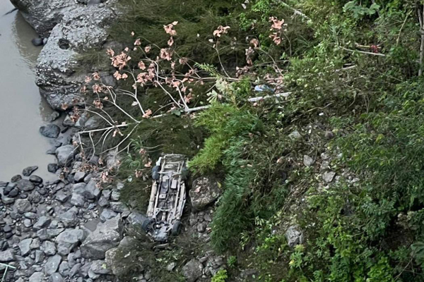 厄瓜多尔发生小型客车坠崖事故 造成10人死亡