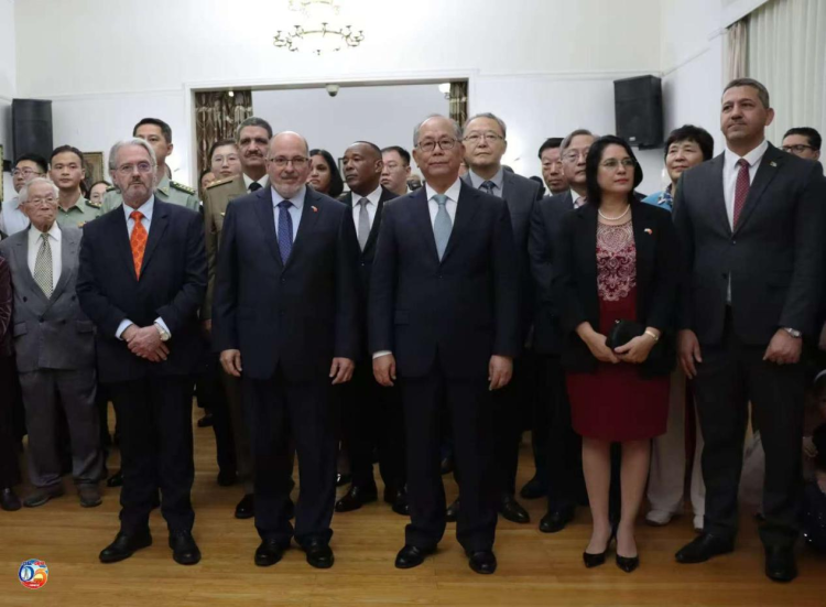 古巴驻华大使馆举办招待会 纪念古中建交65周年_fororder_图片1