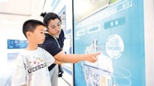呼和浩特：游客感受现代工业文明魅力