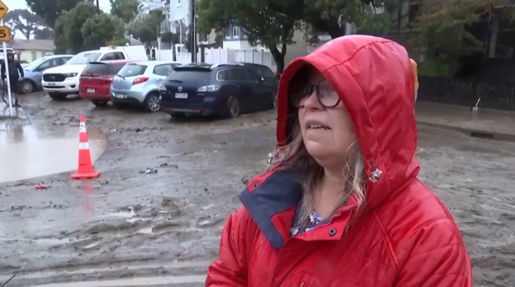 新西兰惠灵顿遭强暴雨侵袭 引发洪涝灾害与山体滑坡 居民紧急疏散