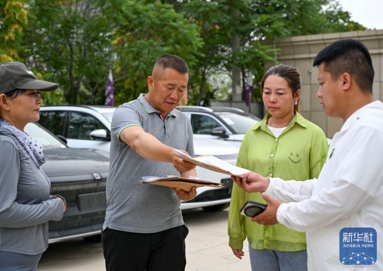 新华全媒+｜在霍尔果斯，这群人让国产新能源汽车“跑”向中亚