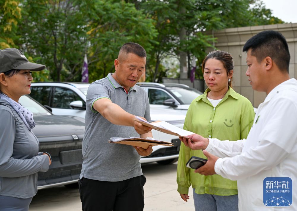 新华全媒+｜在霍尔果斯，这群人让国产新能源汽车“跑”向中亚