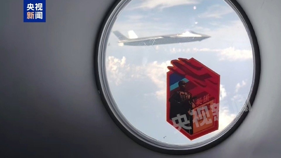 独家空中视角！中国空军护送志愿军烈士遗骸归国