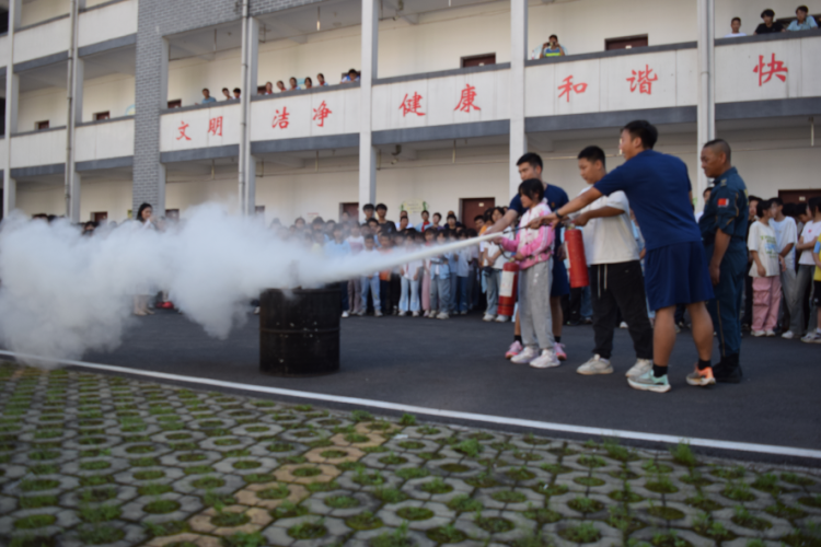黄山市徽州区：“安全套餐”送上门 为孩子撑起“平安伞”_fororder_“安全套餐”送上门1