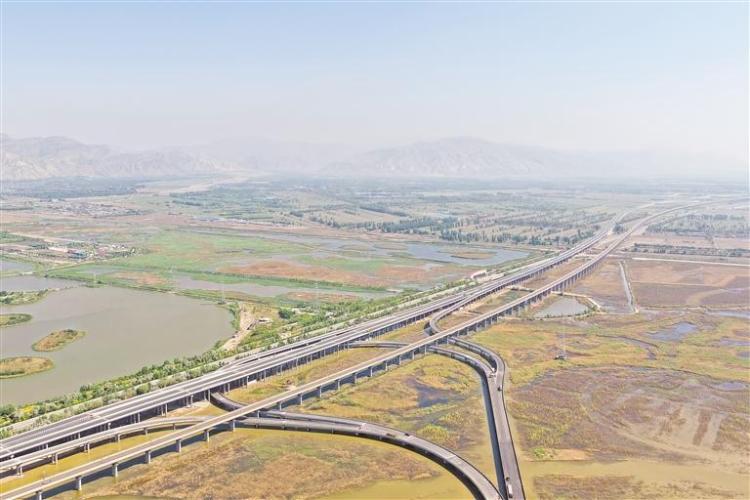 乌玛北高速公路预计7月中下旬建成通车
