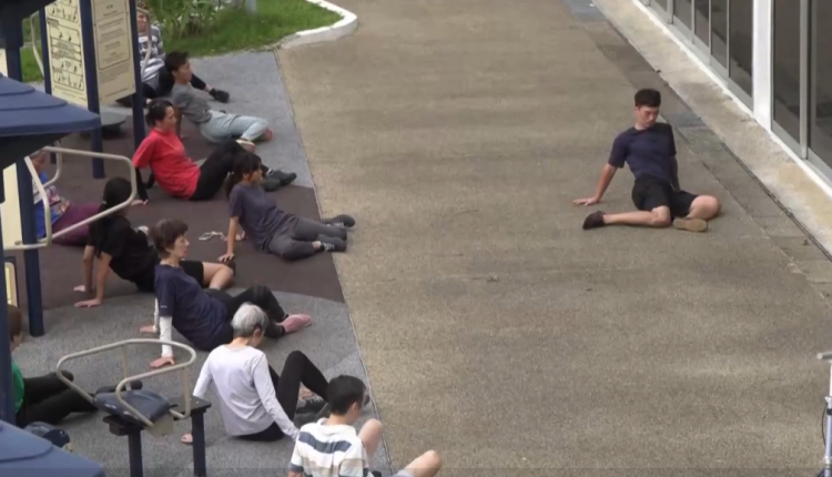 新加坡老年人玩转跑酷 拒绝静养活出新姿态