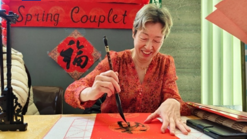 首次五语同步 总台春晚宣传片亮相万国宫