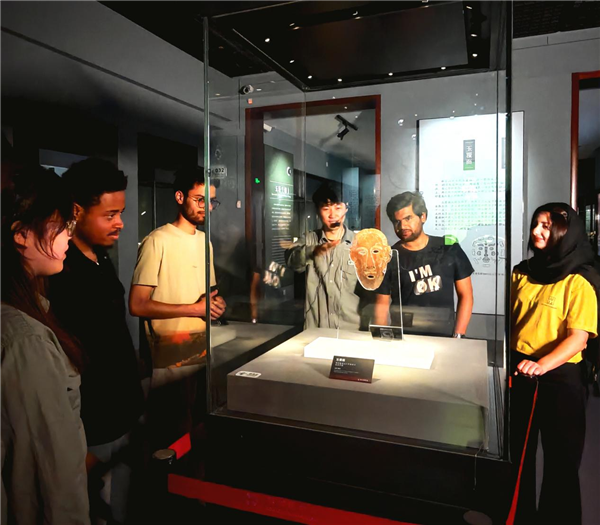 Volunteers from State Grid Jingzhou Electric Power Serve as Cultural Envoys, Spreading Jingchu Charm for International Museum Day_fororder_图片2