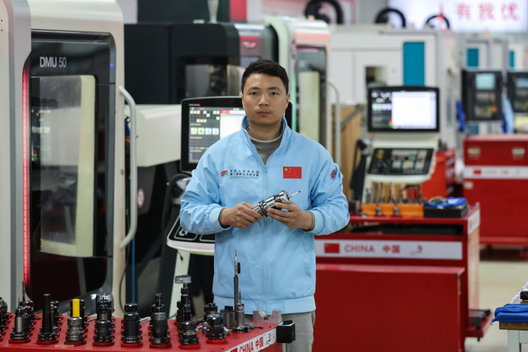 资讯有故事丨从世界冠军到全国人大代表 杨登辉建言技能人才培养新模式