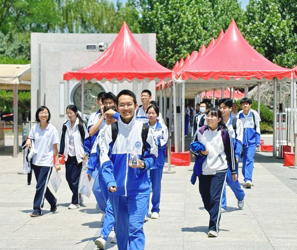 新华全媒+|青春赴考场 执笔向未来——2025年高考首日见闻