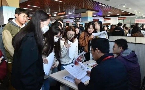 呼和浩特市政协举办“助力三年十五万青年留呼·政协委员在行动”就业招聘活动
